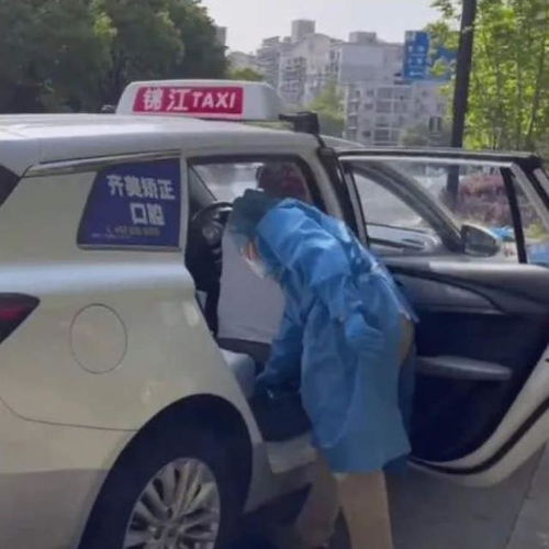 萬(wàn)里街道引入巡游出租汽車(chē)，居民就醫(yī)出行更添便捷保障